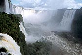 Igua&ccedil;&uacute; ist anders als Niagara Falls. Mehr Wasser, Natur und Wucht