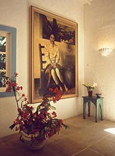 Die Eingangshalle der Villa Tr&ecirc;s Marias: Ein Gem&auml;lde von Eric Peters, Aachen, erinnert an Frida Kahlo